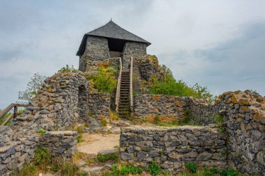 Macaristan 'da bulutlu bir günde Salgo Kalesi.