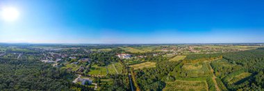 Macaristan 'ın Fertod kentindeki Esterhazy Kalesi' nde yaz günü.