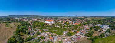 Macaristan 'da güneşli bir günde Siklos Kalesi.