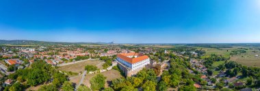Macaristan 'da güneşli bir günde Siklos Kalesi.
