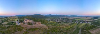 Macaristan 'daki Boldogko şatosunun gün batımı manzarası.