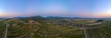 Macaristan 'daki Boldogko şatosunun gün batımı manzarası.