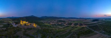 Macaristan 'daki Boldogko şatosunun gün batımı manzarası.