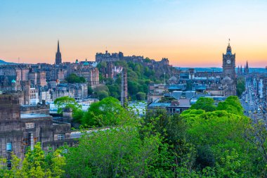 Calton Hill, İskoçya 'dan eski Edinburgh kasabasının günbatımı manzarası.