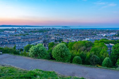 Edinburgh, İskoçya 'nın liman bölgesinin günbatımı görüntüsü.