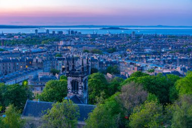 Edinburgh, İskoçya 'nın liman bölgesinin günbatımı görüntüsü.