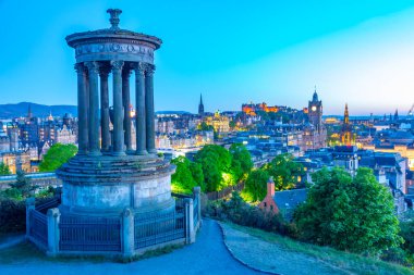 Calton Hill, İskoçya 'dan eski Edinburgh kasabasının günbatımı manzarası.