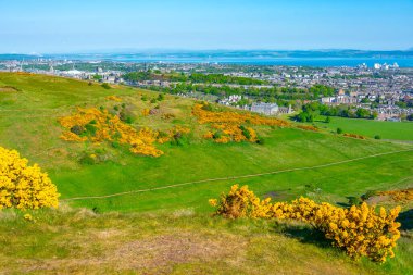 Edinburgh, İskoçya 'nın liman bölgesinin Holyrood parkı manzarası.