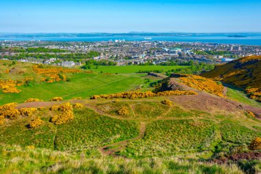 Edinburgh, İskoçya 'nın liman bölgesinin Holyrood parkı manzarası.
