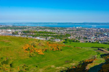 Edinburgh, İskoçya 'nın liman bölgesinin Holyrood parkı manzarası.