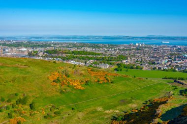 Holyrood Park, İskoçya 'dan Edinburgh' un banliyö manzarası.