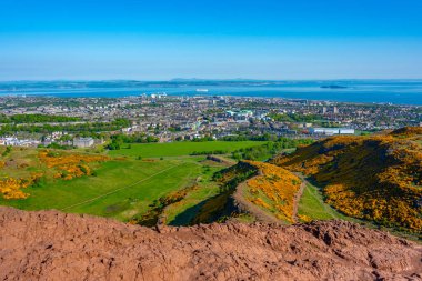 Edinburgh, İskoçya 'nın liman bölgesinin Holyrood parkı manzarası.