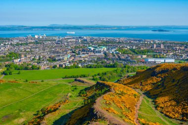 Edinburgh, İskoçya 'nın liman bölgesinin Holyrood parkı manzarası.