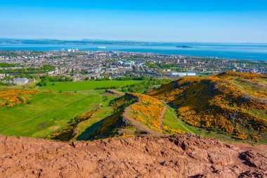 Edinburgh, İskoçya 'nın liman bölgesinin Holyrood parkı manzarası.