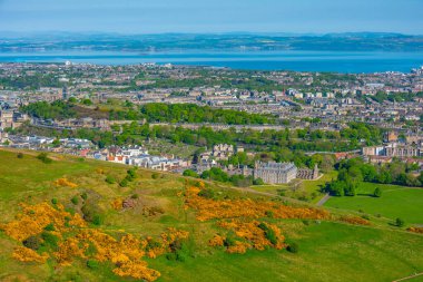 Edinburgh, İskoçya 'nın liman bölgesinin Holyrood parkı manzarası.
