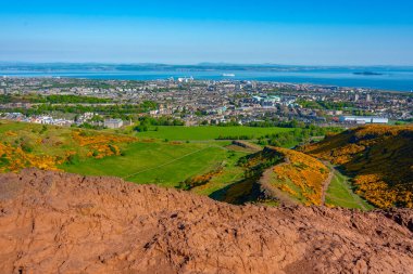 Edinburgh, İskoçya 'nın liman bölgesinin Holyrood parkı manzarası.