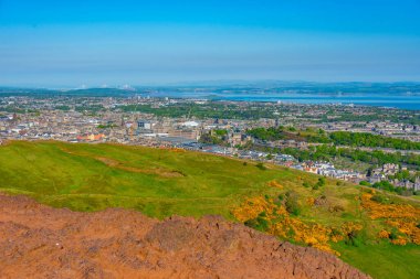 Edinburgh, İskoçya 'nın liman bölgesinin Holyrood parkı manzarası.