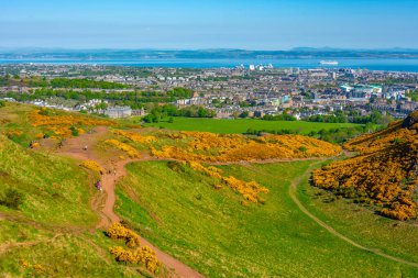 Edinburgh, İskoçya 'nın liman bölgesinin Holyrood parkı manzarası.