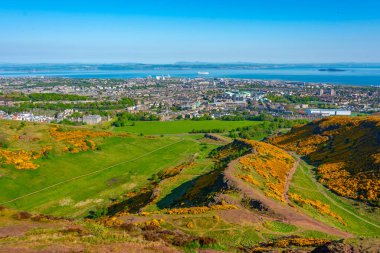 Edinburgh, İskoçya 'nın liman bölgesinin Holyrood parkı manzarası.