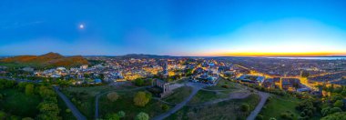 Calton Hill, İskoçya 'dan eski Edinburgh kasabasının günbatımı manzarası.