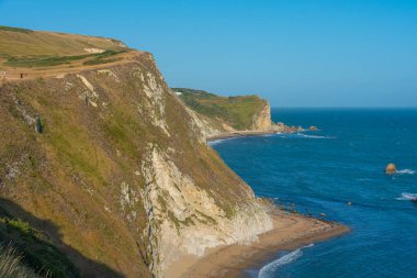 İngiltere 'deki Durdle kapısının yakınındaki beyaz kayalıklar.