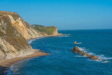 İngiltere 'deki Durdle kapısının yakınındaki beyaz kayalıklar.