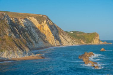 İngiltere 'deki Durdle kapısının yakınındaki beyaz kayalıklar.
