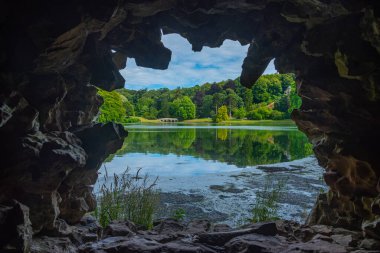 Grotto İngiltere 'deki Stourhead malikanesinde.