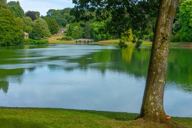 İngiltere 'deki Stourhead malikanesinde tarihi köprü.