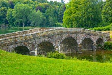 İngiltere 'deki Stourhead malikanesinde tarihi köprü.