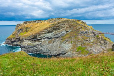 İngiltere 'deki Tintagel Kalesi' nde yaz günü.