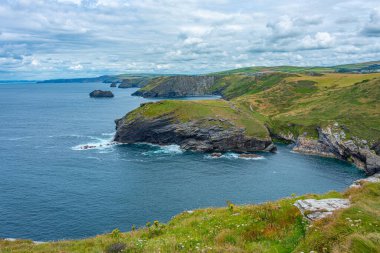 İngiltere 'deki Tintagel Kalesi' nde yaz günü.