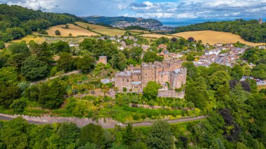 İngiltere 'deki Dunster kalesinin panorama manzarası.