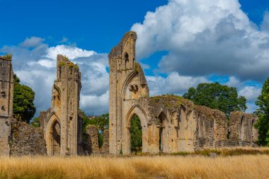İngiltere 'deki Glastonbury Manastırı' nda yaz günü.