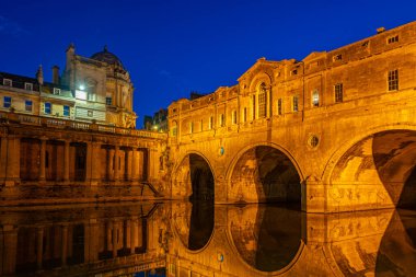 İngiltere, Bath 'daki Pulteney köprüsünün günbatımı manzarası.