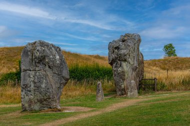 İngiltere 'deki Avebury taş çemberinde yaz günü.