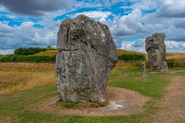 İngiltere 'deki Avebury taş çemberinde yaz günü.