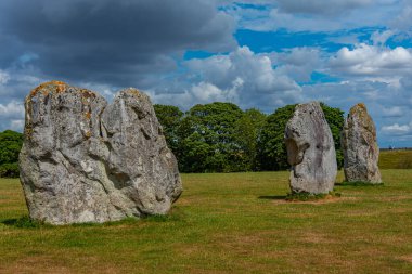 İngiltere 'deki Avebury taş çemberinde yaz günü.