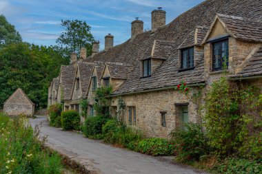 İngiliz kenti Bibury 'deki tarihi evler.