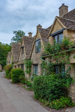 İngiliz kenti Bibury 'deki tarihi evler.
