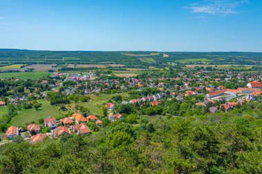 Macaristan 'daki Pannonhalma köyünün panorama manzarası.