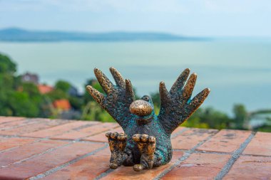 Sabahları Macaristan 'daki Tihany Manastırı' nın göl kıyısındaki terasında küçük bir heykel.