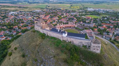 Macaristan 'daki Sumeg şatosunun gün batımı manzarası.