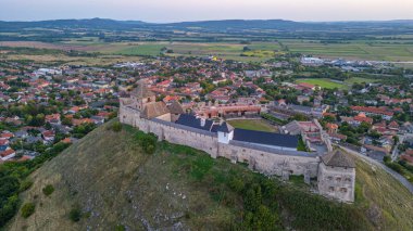 Macaristan 'daki Sumeg şatosunun gün batımı manzarası.