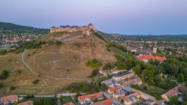 Macaristan 'daki Sumeg şatosunun gün batımı manzarası.