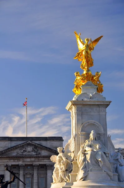 Статуя поблизу: Букінгемський палац — стокове фото