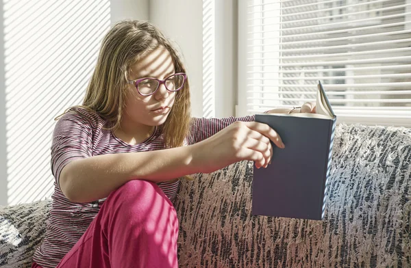 Meisje leest een boek — Stockfoto