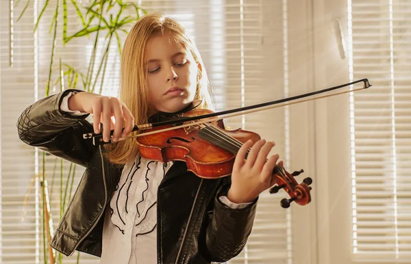 Linda niña posando con violín — Foto de Stock