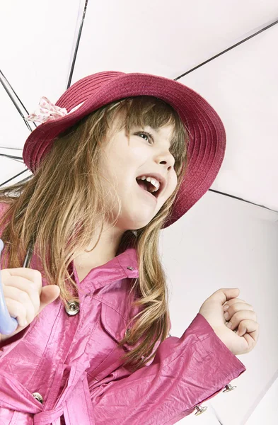 Menina posando com guarda-chuva — Fotografia de Stock