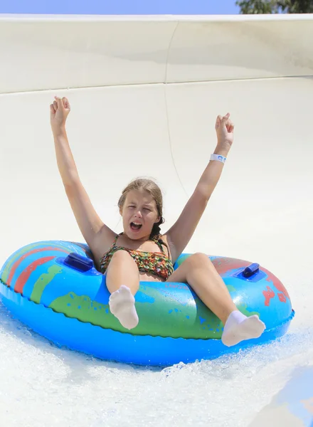 La graziosa bambina che gioisce nel parco acquatico — Foto Stock